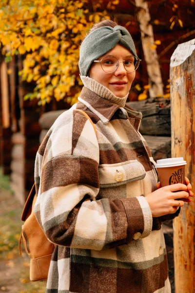 Autunno Ragazza Con Caffè All Aperto — Foto Stock