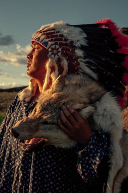 Bozkırda gün batımında Amerikan yerlisi.