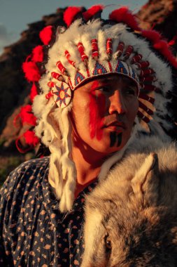 Bozkırda gün batımında Amerikan yerlisi.