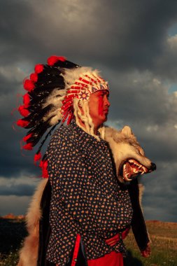 Bozkırda gün batımında Amerikan yerlisi.