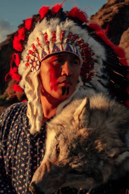 Bozkırda gün batımında Amerikan yerlisi.