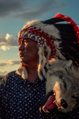 Bozkırda gün batımında Amerikan yerlisi.