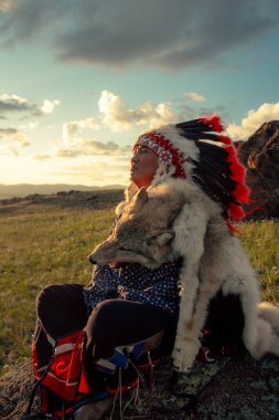 Bozkırda gün batımında Amerikan yerlisi.