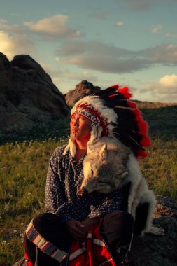 Bozkırda gün batımında Amerikan yerlisi.