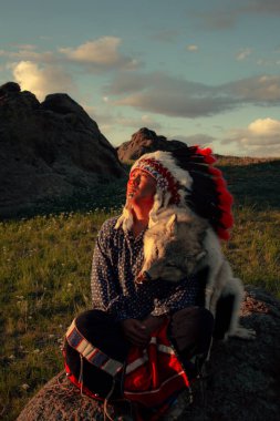 Bozkırda gün batımında Amerikan yerlisi.