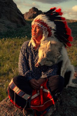 Bozkırda gün batımında Amerikan yerlisi.