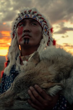 Bozkırda gün batımında Amerikan yerlisi.