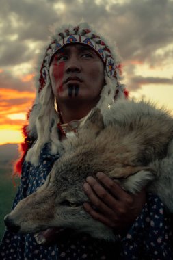 Bozkırda gün batımında Amerikan yerlisi.