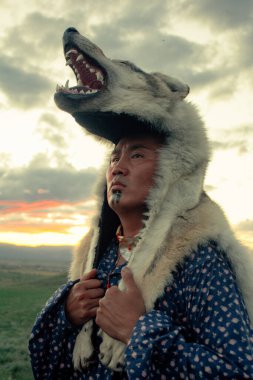 Bozkırda gün batımında Amerikan yerlisi.