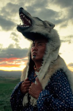 Bozkırda gün batımında Amerikan yerlisi.