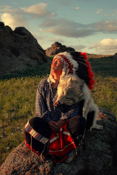 Domorodý Američan Při Západu Slunce Venku Stepi — Stock fotografie