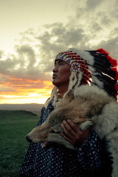 土著美国人日落时在草原上的户外 — 图库照片