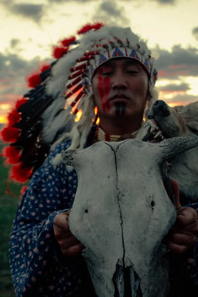 土著美国人日落时在草原上的户外 — 图库照片