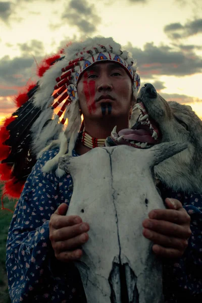Inheemse Amerikaanse Man Bij Zonsondergang Buiten Steppe — Stockfoto
