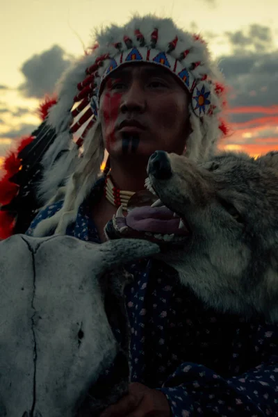 Hombre Nativo Americano Atardecer Aire Libre Estepa — Foto de Stock