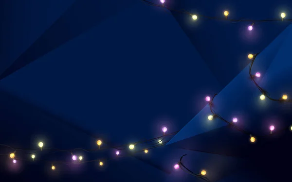 메리 크리스마스 엽서. 추상 3d 어두운 파란색 다각형과 Xmas 반짝반짝 빛 화환 배경 — 스톡 벡터