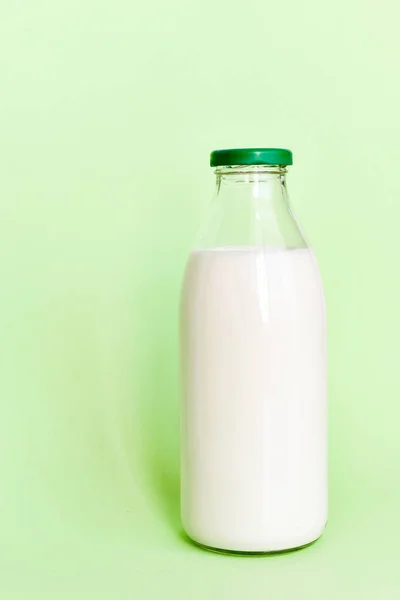 Lait en bouteille en verre transparent avec couvercle fermé — Photo