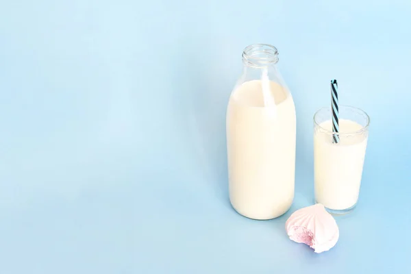 Молоко в прозрачной стеклянной бутылке и в стакане стакана стакана с трубкой — стоковое фото