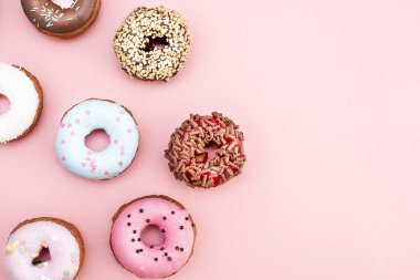 Pembe bir arka plan üzerinde sır ile kaplı çörek kümesi