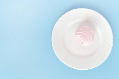 Pembe hatmi ısırıldı