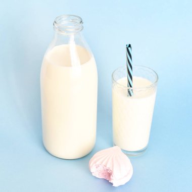 Süt net cam şişe ve cam cam fincan bir tüp ile 