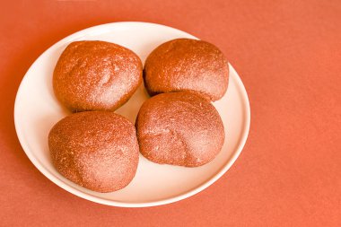 Kahverengi zemin üzerine beyaz tabakta çavdar ekmeği