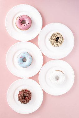 Farklı çörek ile beş beyaz tabak sırla kaplı 