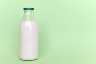 bir cam şişe süt