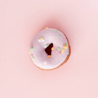 Mor dondurucuda kapalı bir poğaça 