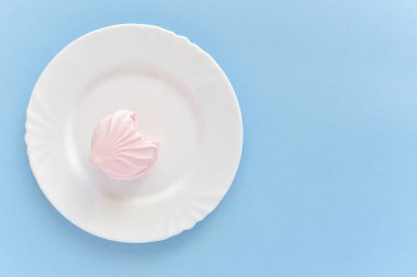 Beyaz tabakta ısırıldı pembe yuvarlak hatmi 