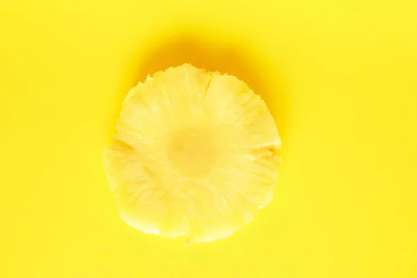 Círculos cortan rodajas de piña peladas sobre fondo amarillo — Foto de Stock