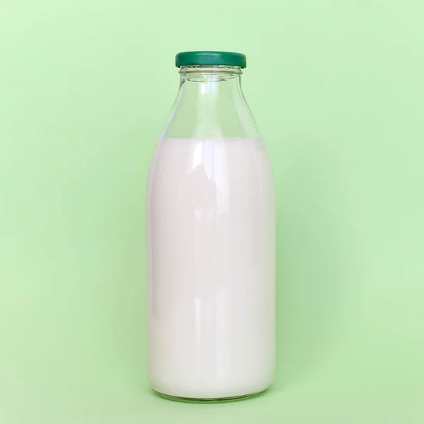 Lait dans une bouteille en verre — Photo