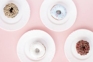 Farklı çörek ile dört beyaz tabak sırla kaplı 