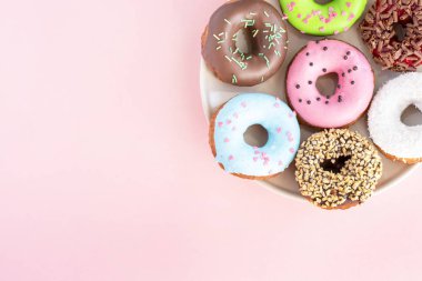 Çörek sır çeşitli ile kaplı ve tatlılar bir plaka üzerinde serpilir 