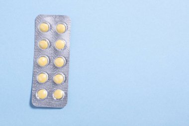 Paket içinde sarı yuvarlak hapları 