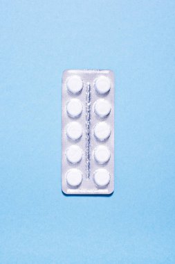 Beyaz yuvarlak hapları paketleri