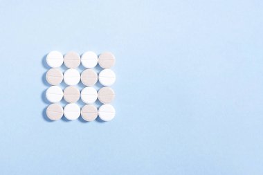 Beyaz yuvarlak hapları 