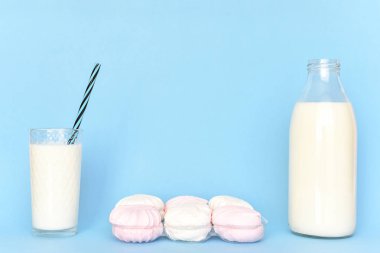 Süt cam şişe ve cam ve koymak Kavrulmuş Lokum gibiydi 