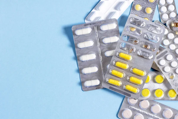 Comprimidos y cápsulas con envases de medicamentos — Foto de Stock