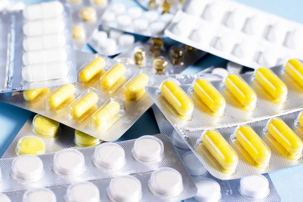 Comprimidos y cápsulas con envases de medicamentos — Foto de Stock