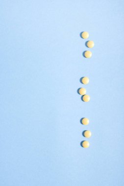 Mavi arka plan üzerinde yuvarlak hapları