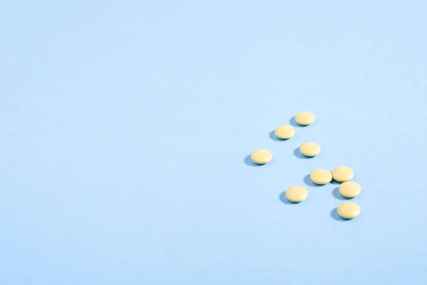 Pastillas redondas sobre fondo azul — Foto de Stock