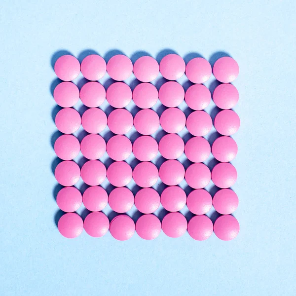 Рожеві таблетки круглим — стокове фото