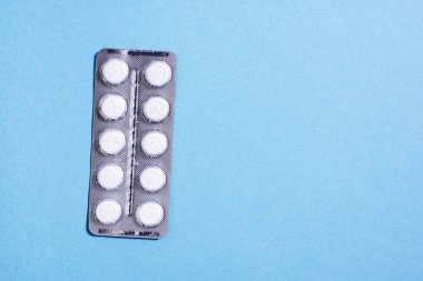 Beyaz yuvarlak hapları paketleri