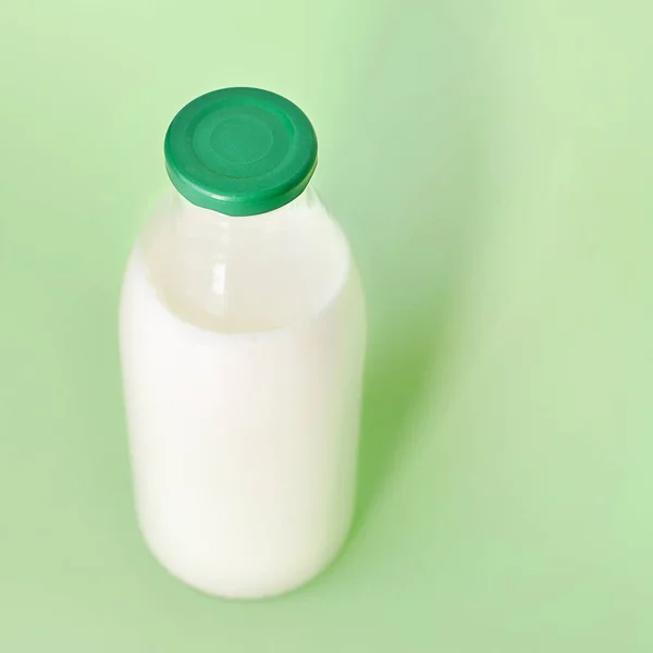 在一个玻璃瓶的牛奶 — 图库照片