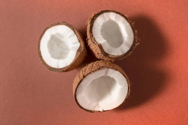 Drie stukken gebroken kokos — Stockfoto