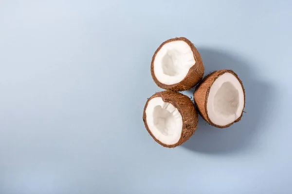 Trzy połówki orzecha kokosowego — Zdjęcie stockowe