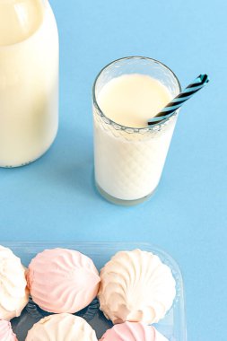 Süt cam şişe ve cam ve koymak Kavrulmuş Lokum gibiydi 