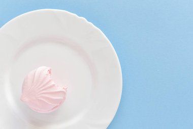 Beyaz tabakta ısırıldı pembe yuvarlak hatmi 