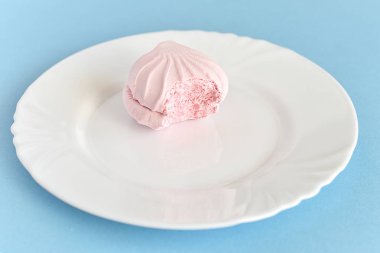 Beyaz tabakta ısırıldı pembe yuvarlak hatmi 